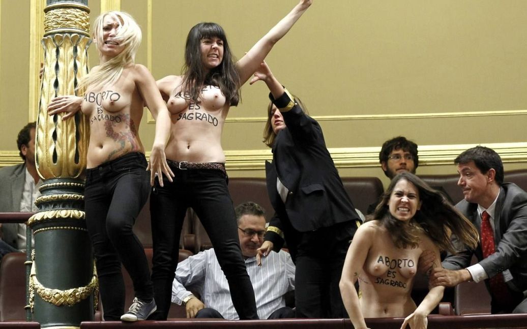 Femen в парламенті Іспанії влаштували акцію "Геть з моєї вагіни" / © femen.org
