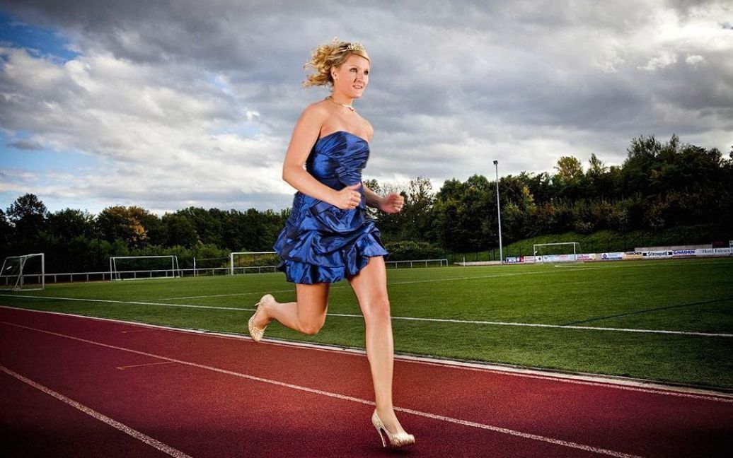 Найшвидший біг на підборах. Юлія Плечер з Німеччини пробігла 100-метрівку на високих підборах за 14,5 секунд / © Фототелеграф