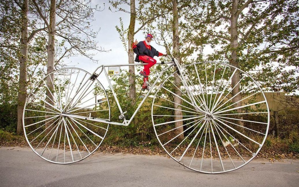 Найбільший велосипед. Діаметр коліс велосипеда становить 3,2 метра. Він створений Діді Зенфтом з Німеччини, який є знаменитим уболівальником велогонки Тур де Франс. / © Фототелеграф