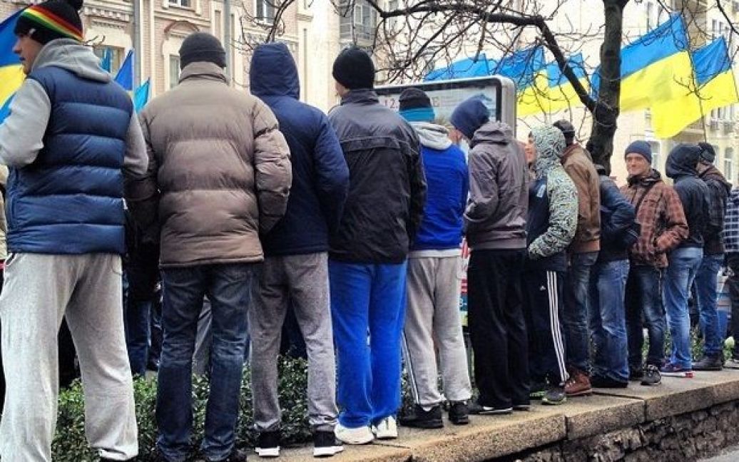 "Титушки" зібралися у Маріїнському парку під час Євромайдану / © instagram.com/ruzhytskyi