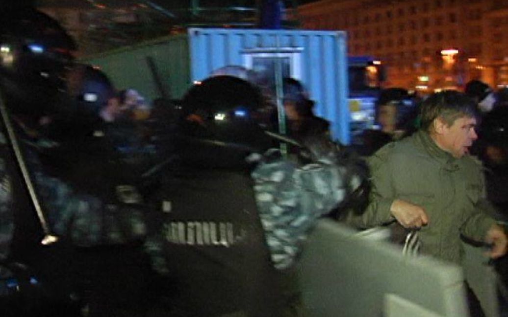 Людей вночі атакував "Беркут" / © ТСН.ua