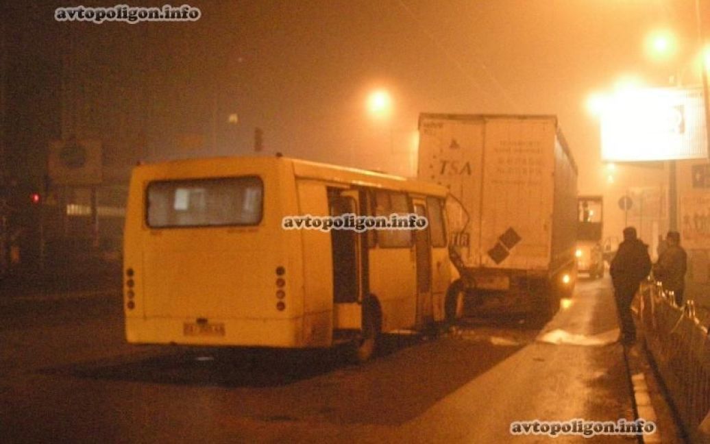 Водій через туман не помітив вантажівку / © avtopoligon.info