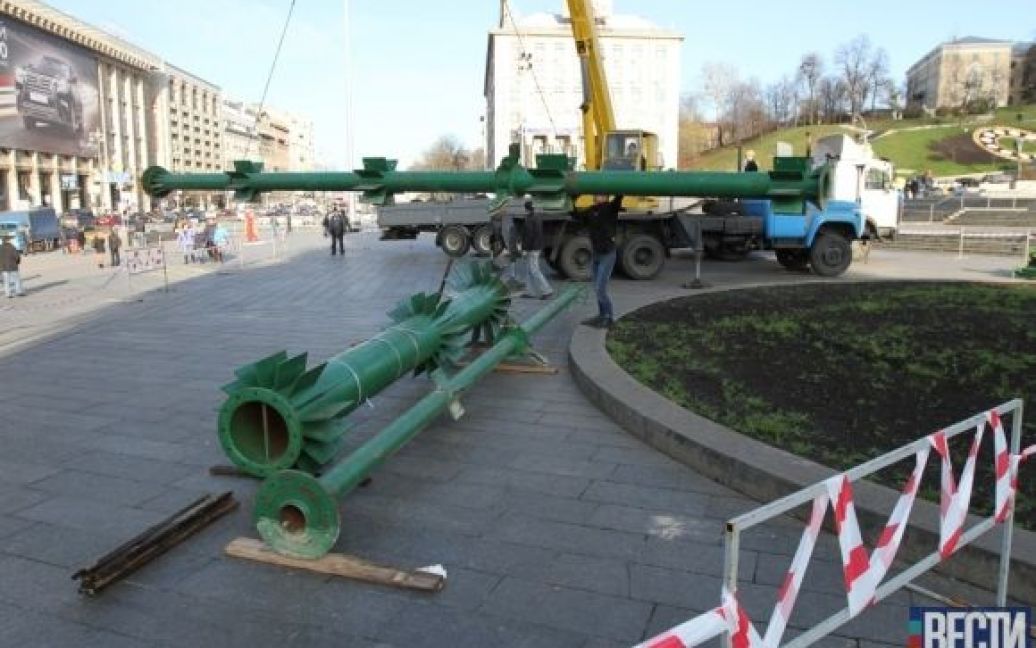 Споруджувати каркас робітники будуть з  металевих труб / © В. Бородин, "Вести