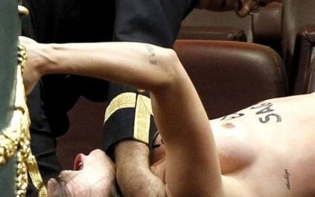Femen в парламенті Іспанії влаштували акцію "Геть з моєї вагіни" / © femen.org