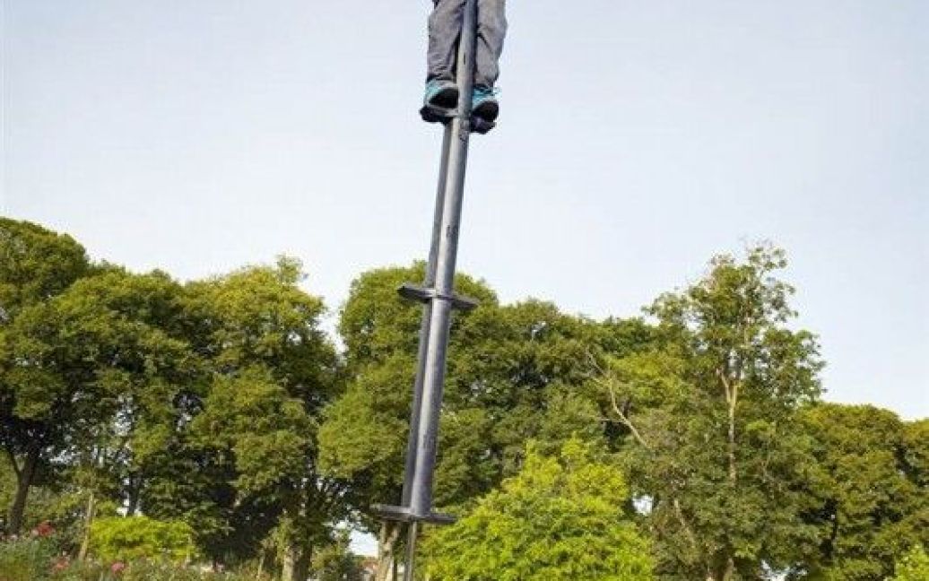 Найвищий &laquo;коник&raquo;. Коник, також відомий як пого-стик - пристрій для здійснення стрибків, що складається з пружини, ручки, педалей і основної платформи. Американець Фред Грзібовскі представив свій варіант майже 3-метрового &laquo;коника&raquo; (2 метри 90 см) на Міжнародному фестивалі в Торонто, чим і заслужив право потрапити до Книги рекордів Гіннесса 2014. / © Фототелеграф