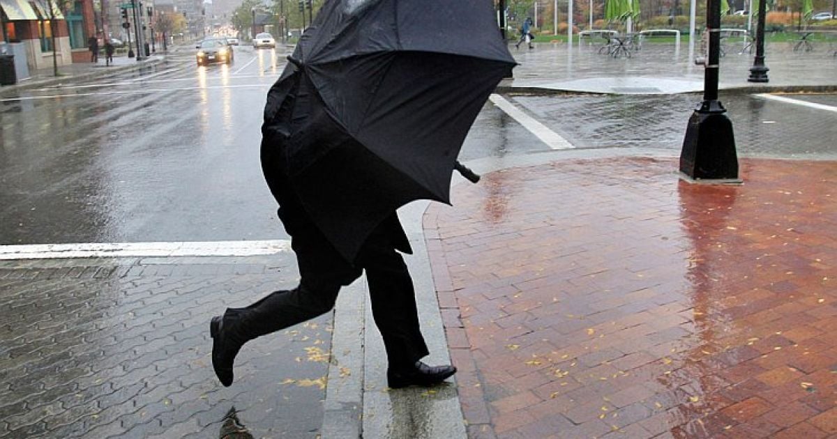 Південь та Схід України буде заливати дощем