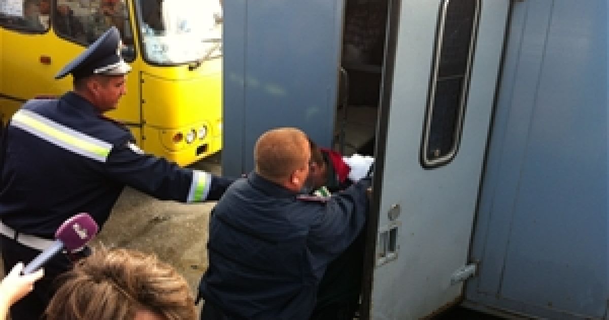 Автозак згорів практично повністю