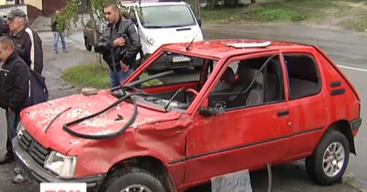 Чоловік ледь не згинув у власному авто