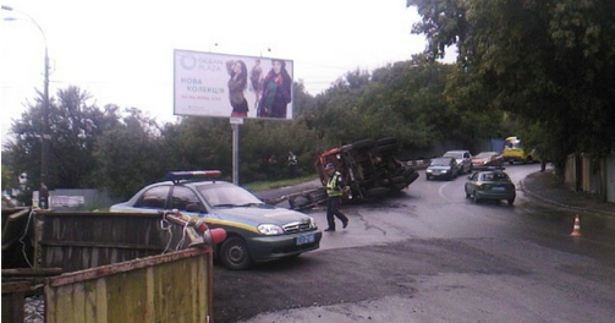 У столиці перекинувся автокран. / © magnolia-tv.com