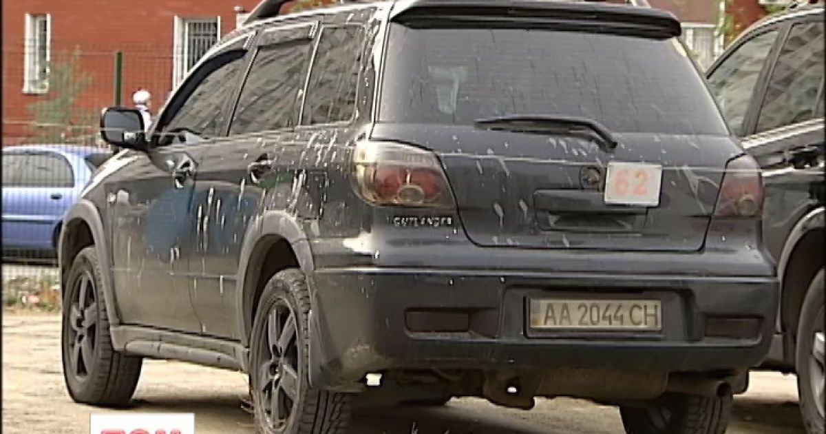 У Києві облили кислотою 9 машин