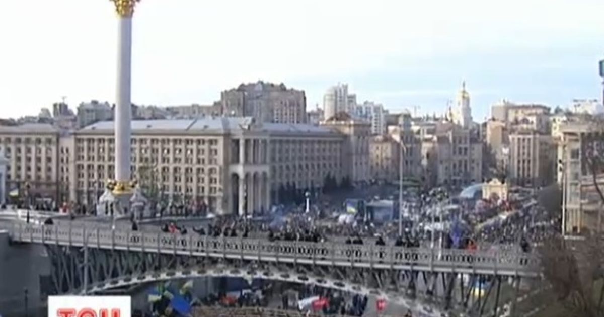 Люди не стримують емоцій
