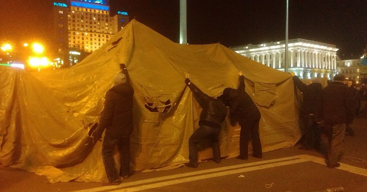 Намети мітингувальників опинилися в облозі