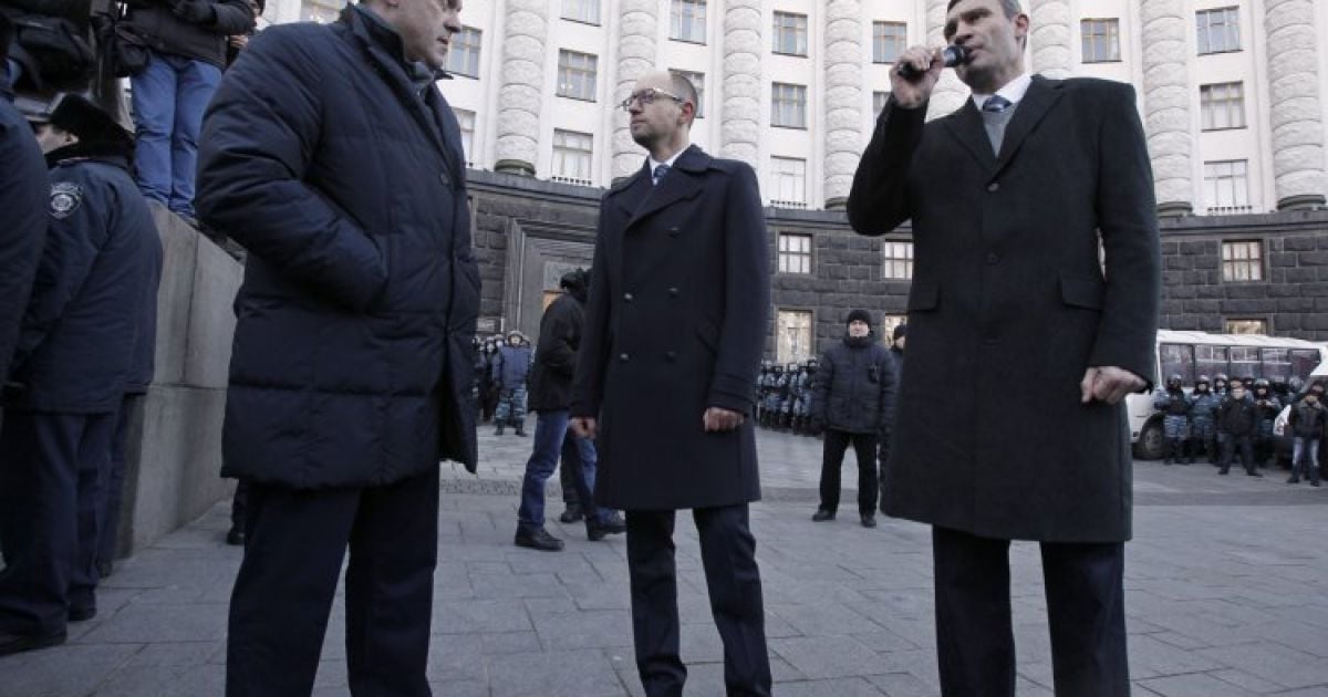 Опозиції слід сісти за стіл переговорів з владою, каже експерт