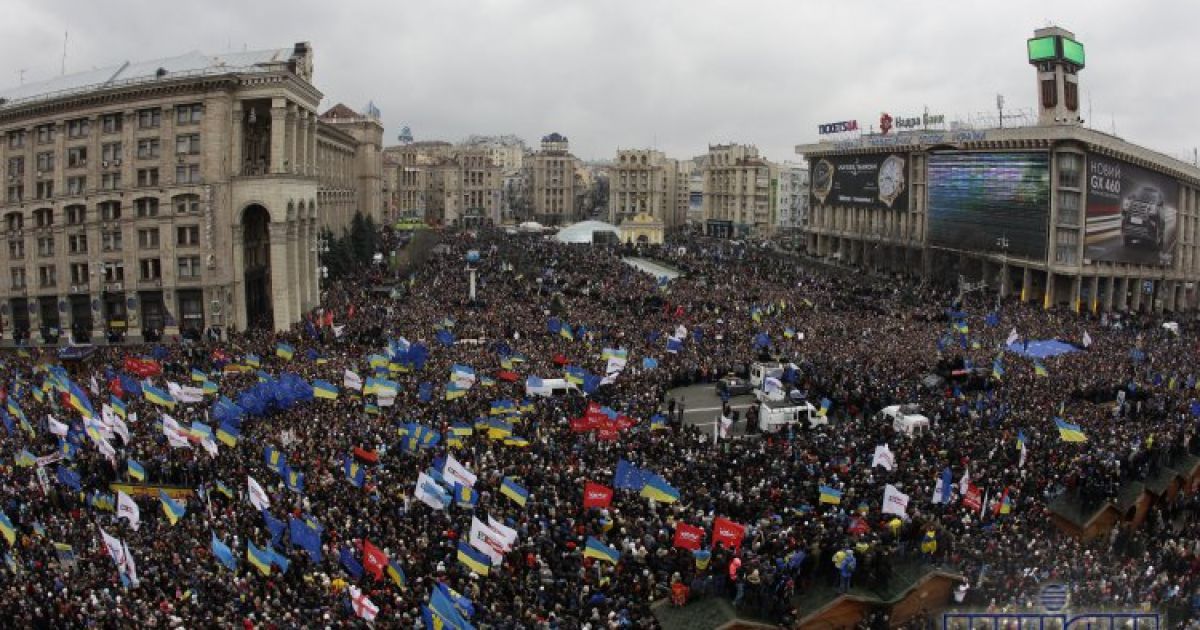 Люди на Майдані зігріваються танцями