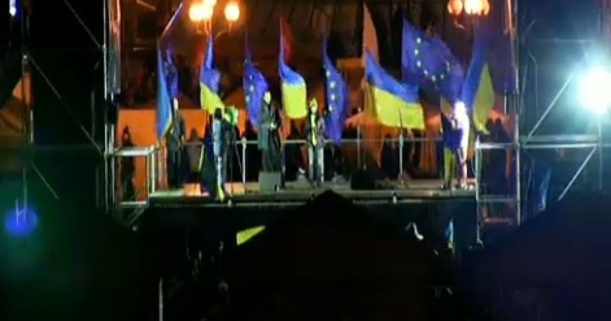 Мітингувальники на Майдані Незалежності будують барикади