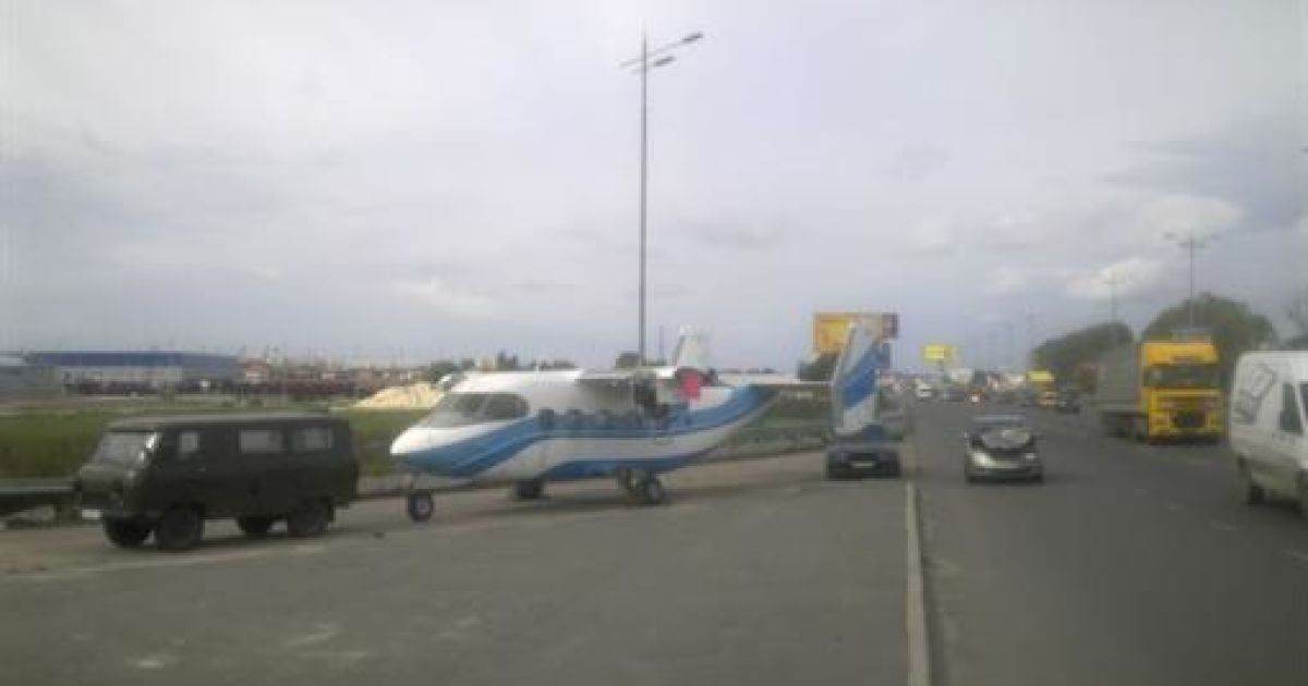 У Києві по шосе пересувається літак