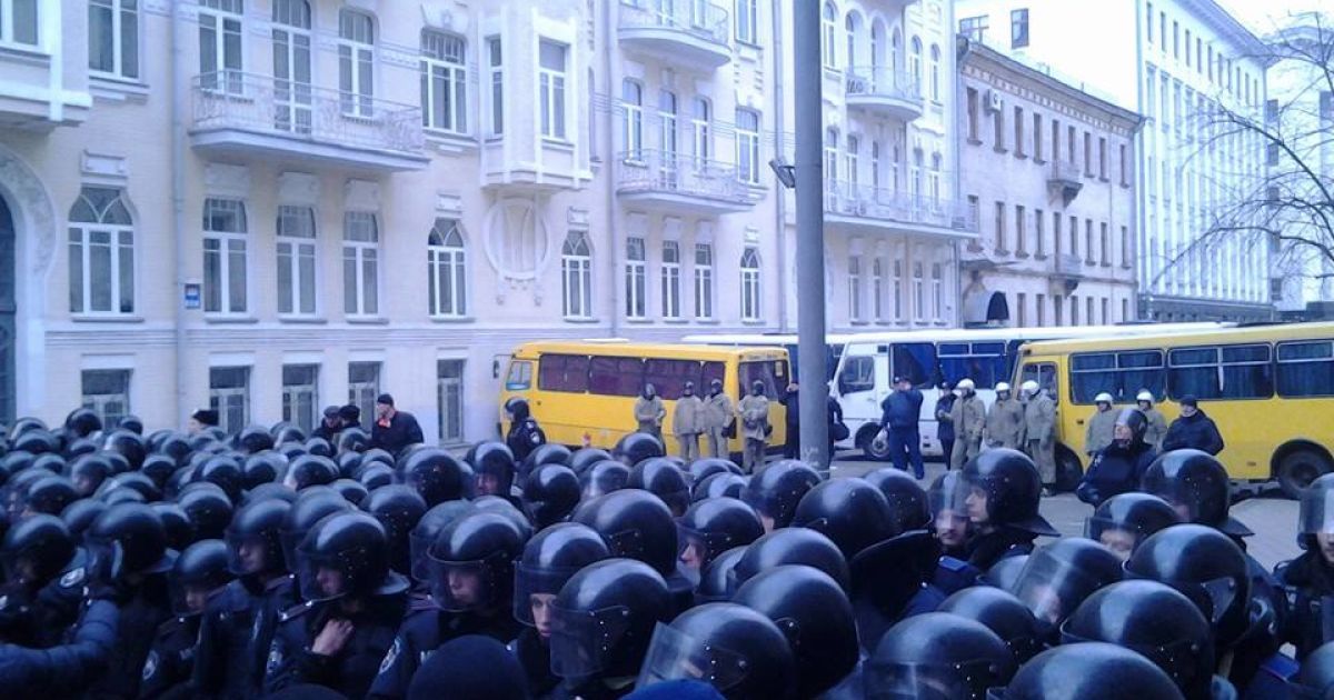 У МВС повідомили, що постраждали п'ятеро співробітників міліції.