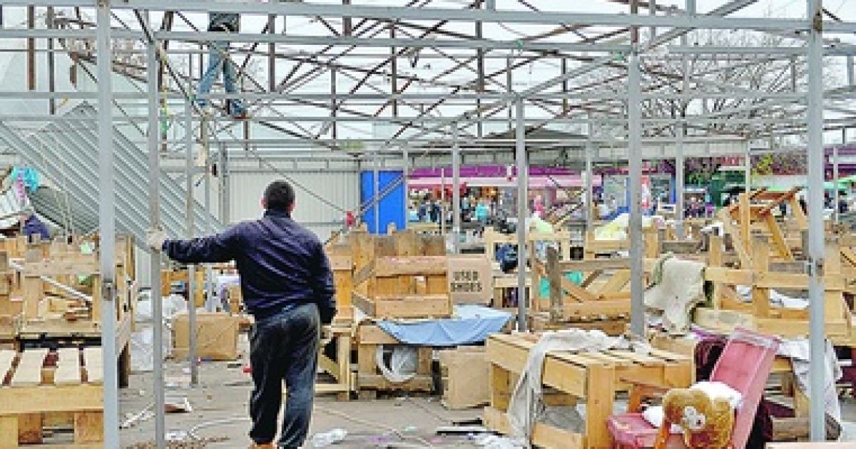 На ринку було більше трьох сотень торгових місць