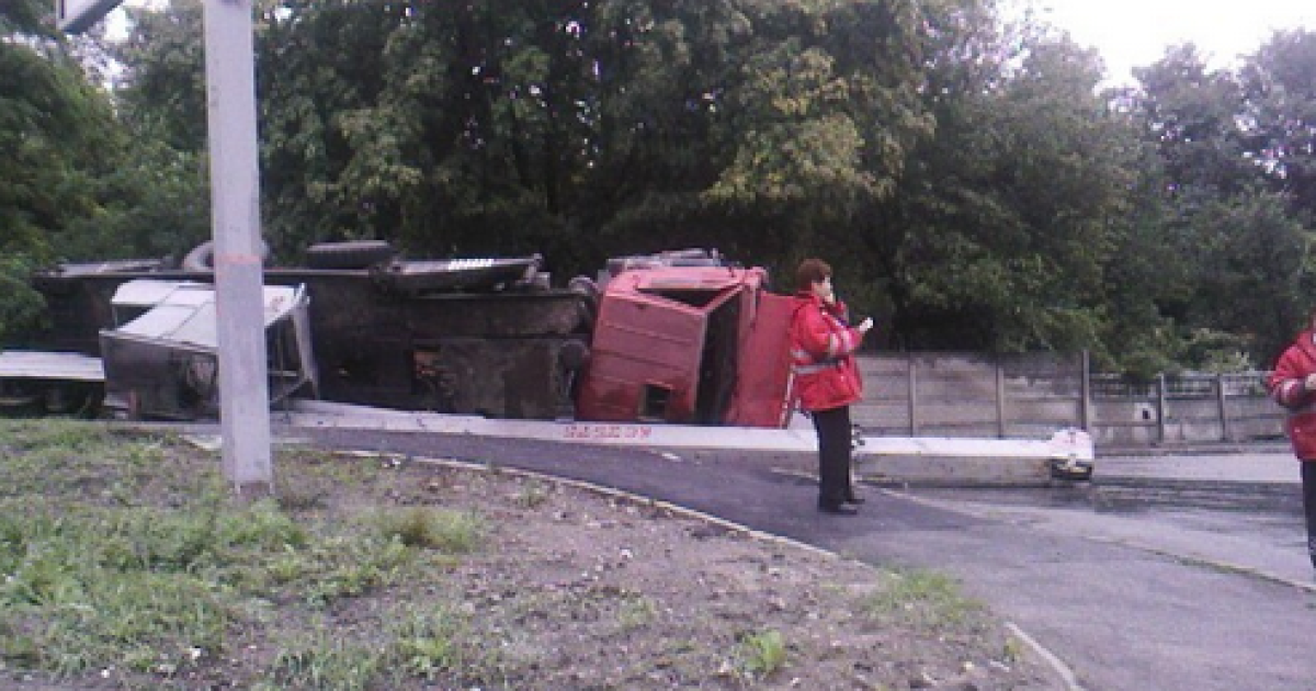 У столиці перекинувся автокран. / © magnolia-tv.com