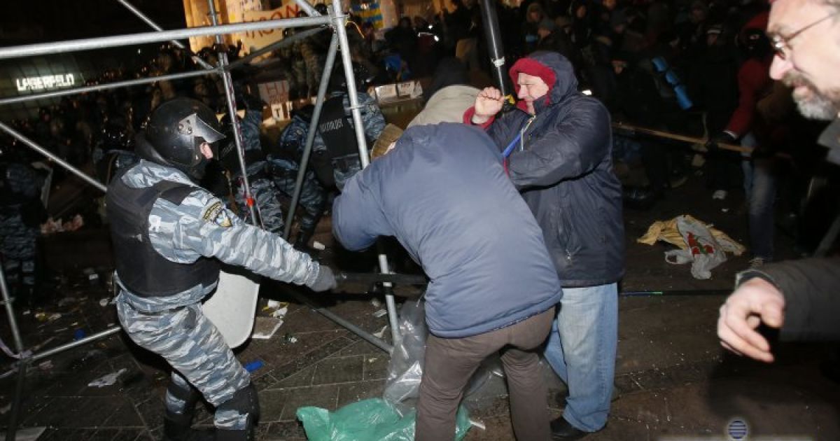 "Беркут" брутально розігнав вночі Євромайдан / © УНІАН