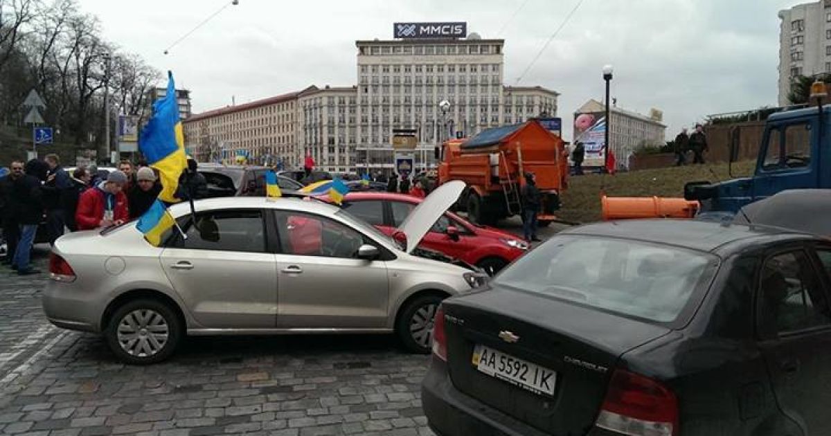 Автолюбителі перекривають вулиці у центрі Києва