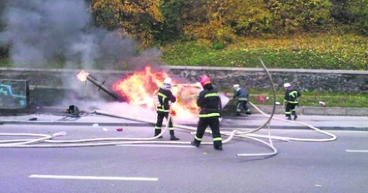 У Києві згоріло "Пежо"
