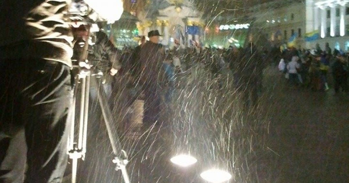 На Майдані якийсь час йшов сніг