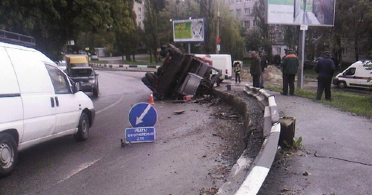 У столиці перекинувся автокран. / © magnolia-tv.com