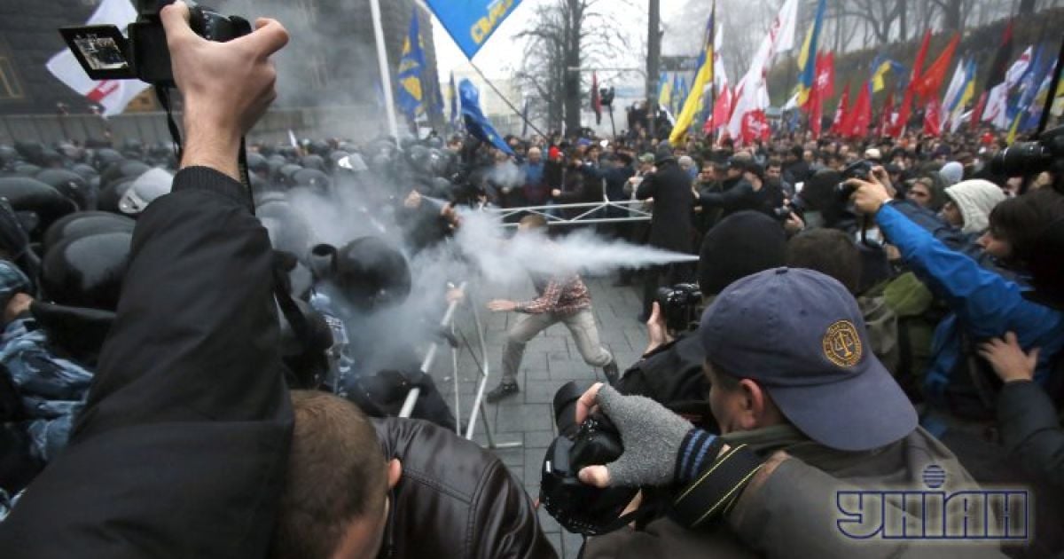 І "Беркут" і мітингувальники застосовують сльозогінний газ.