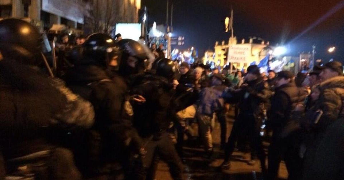 На Європейській площі побилися мітингувальники та сотні бійців "Беркуту"