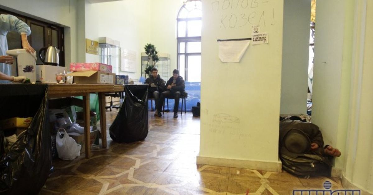 В здании на 3-м этаже закрасили надписи