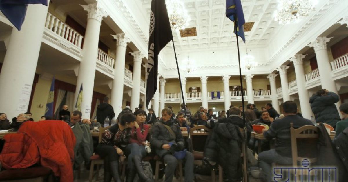 Представник виконавчої служби зачитав мітингувальникам судове рішення
