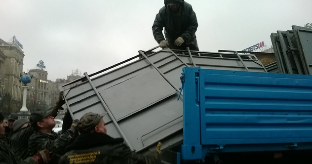 На Євромайдані зайнялися новорічним містечком.