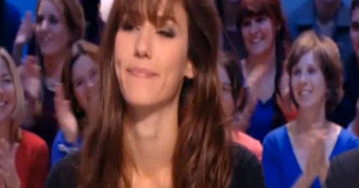 Телеведуча пробіглася гола полем.