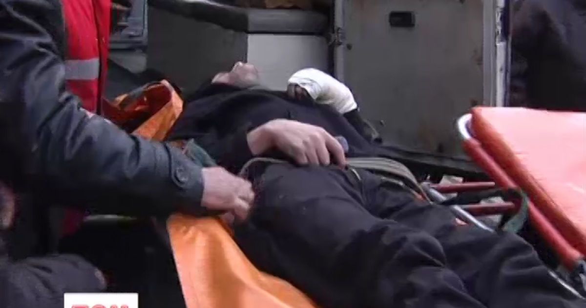 Чоловіка відвезли на швидкій з-під будинку профсоюзів