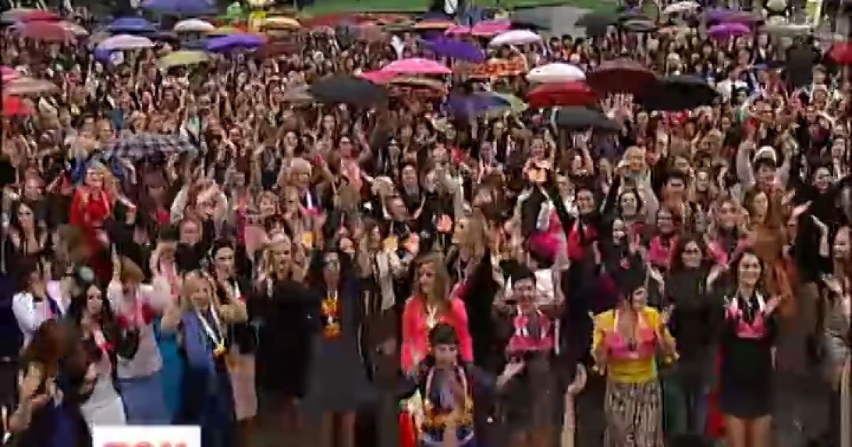 У Києві сотні жінок вийшли танцювати заради перемоги над раком