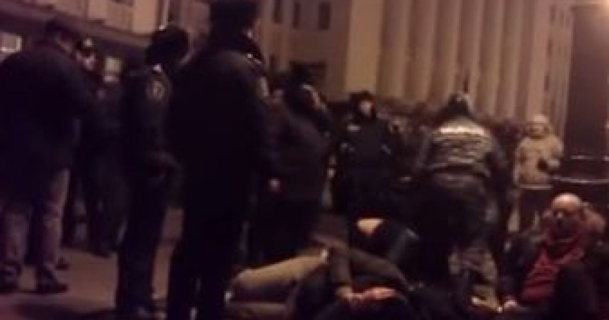 Беркут жорстоко бив затриманих під АП людей