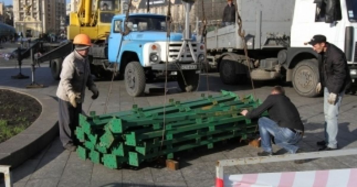 Споруджувати каркас робітники будуть з  металевих труб