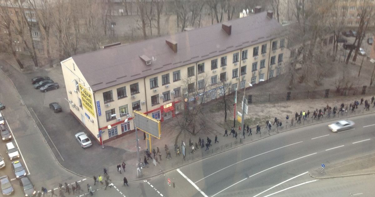 Хлопці вдягнені у спортивні штани