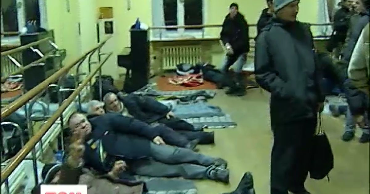 Адміністрація закладу переконує мітингувальників, що в них - не готель