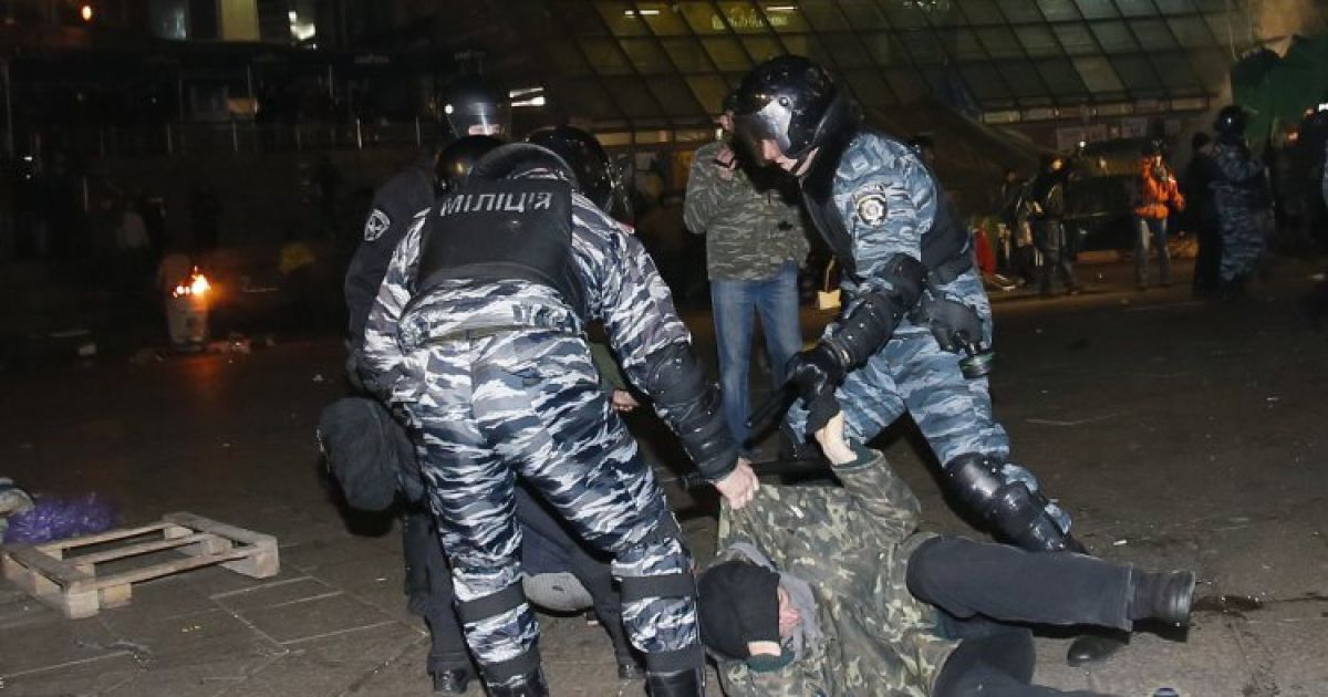 "Беркут" брутально розігнав вночі Євромайдан / © УНІАН