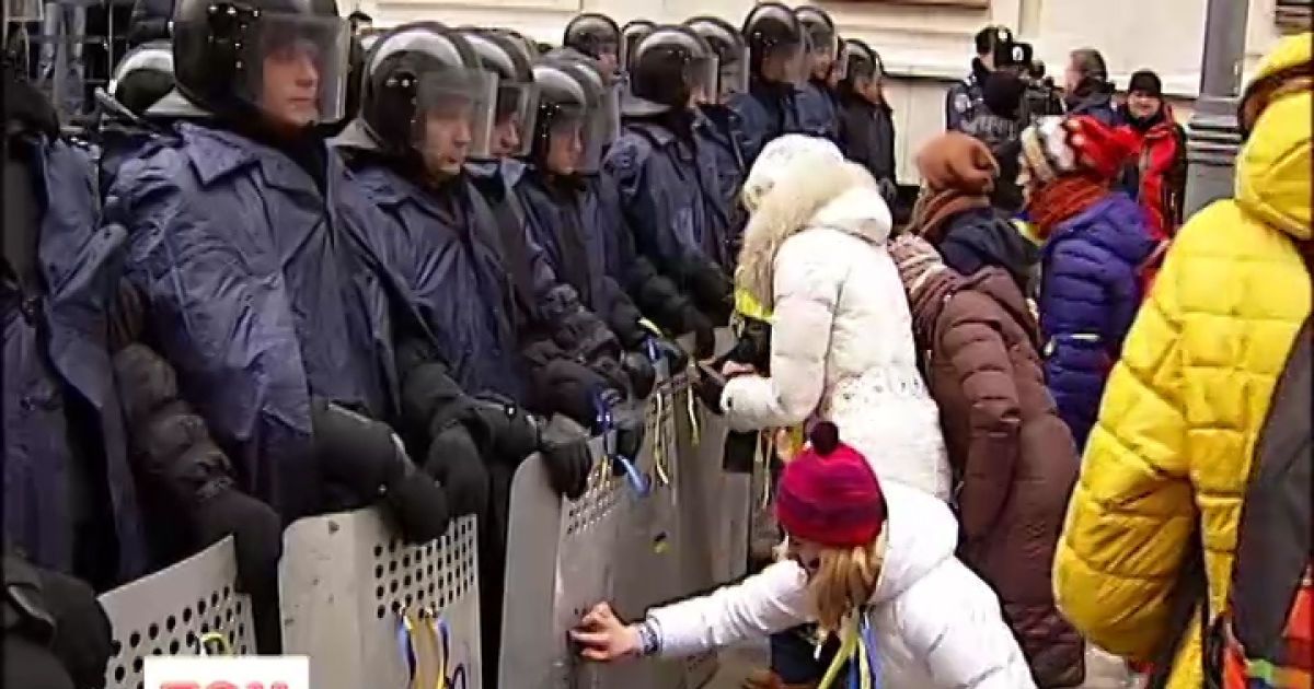 На Банковій дівчата змусили беркутівців посміхатися