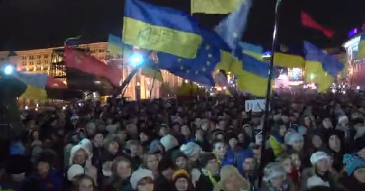 Студенти на Євромайдані щогодини влаштовують світлове шоу