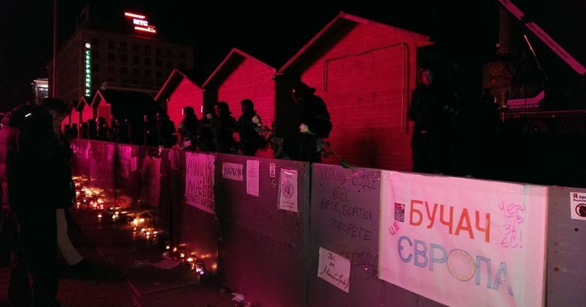 На Майдан приносять квіти і свічки