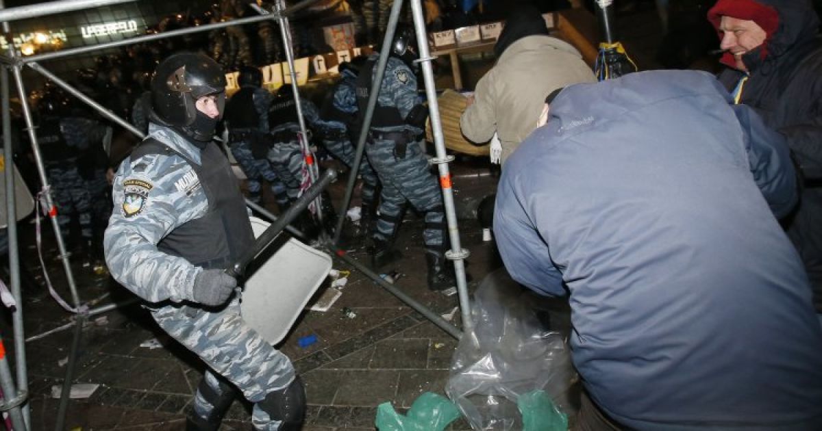 "Беркут" брутально розігнав вночі Євромайдан / © УНІАН
