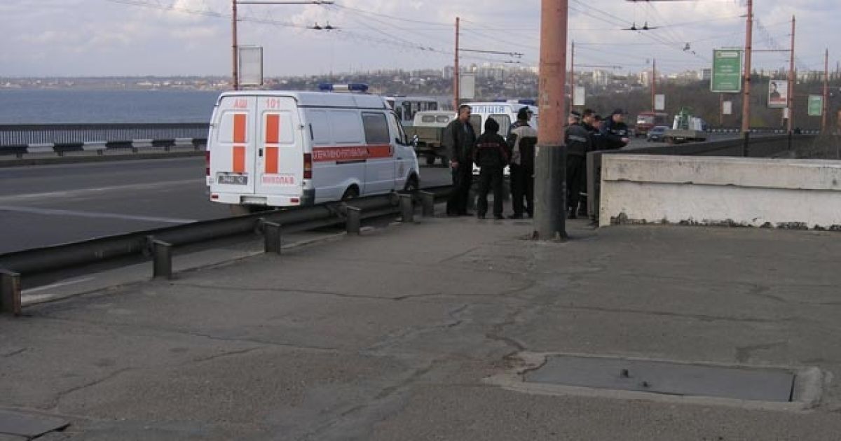 Автомобиль упал в воду с пассажирами