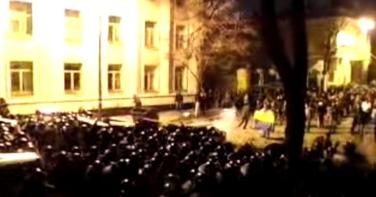 Опозиція кличе людей назад на Майдан.