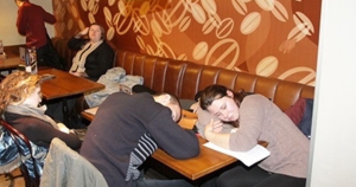 Стомлені люди сплять просто за столиками у навколишніх кафе