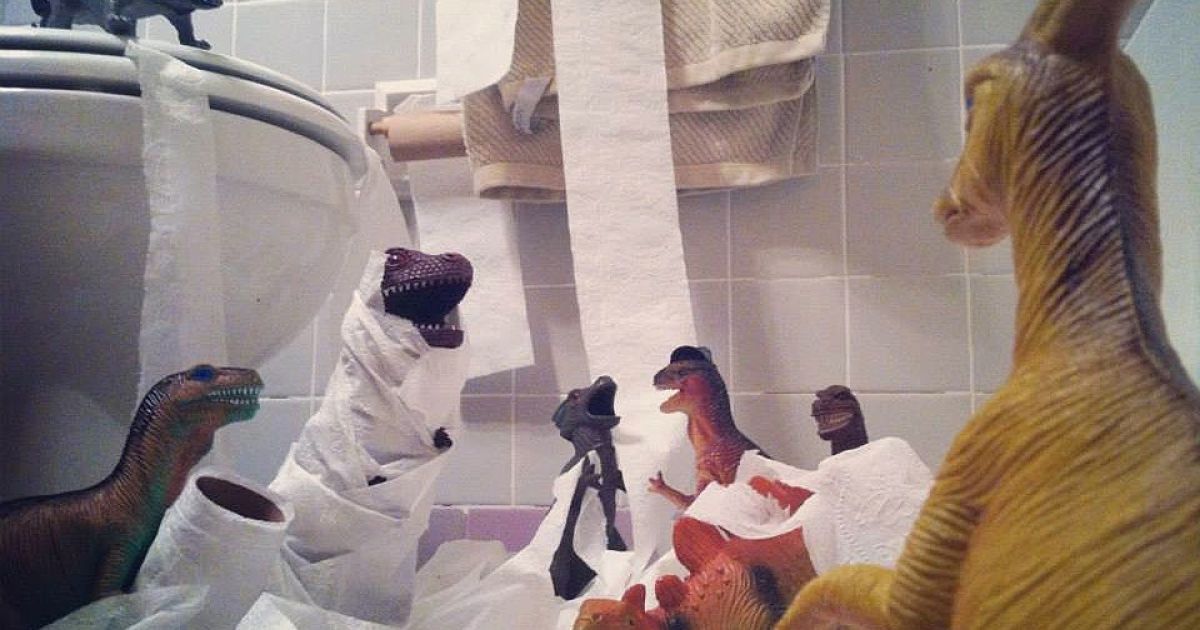 Дівчина "оживляє" динозаврів вночі (Фото facebook.com/dinovember)