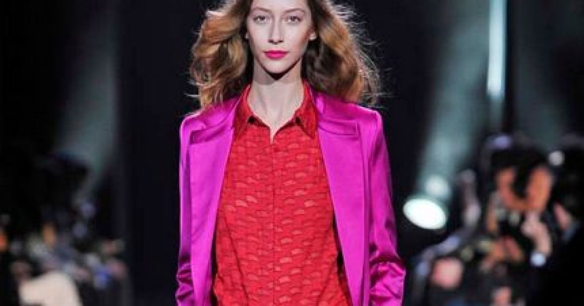 Яскраві відтінки рожевого увійшли в моду разом з чорним та синім кольорами